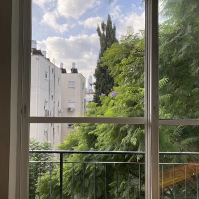 חלון אלומיניום עם מסגרת מתכתית נראית מבחוץ