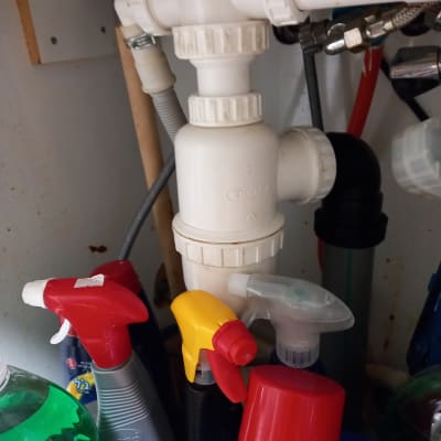 צנרת פלסטיק מתחת לכיור עם חיבורים