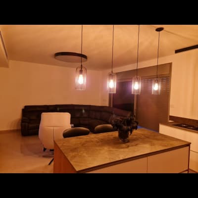 חמישה גופי תאורה תלויים עם נורות דולקות