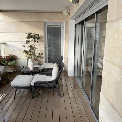 מרפסת עם ריהוט גן, צמחים ודלת זכוכית