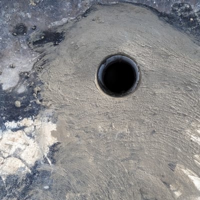 חור ניקוז בגג עם חומר איטום סביבו