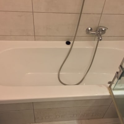 אמבטיה עם ברז ומקלחת יד