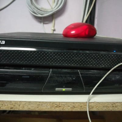 מכשיר הקלטה של מצלמות אבטחה עם עכבר אדום