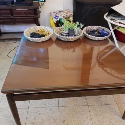 שולחן עץ עם משטח זכוכית שקוף