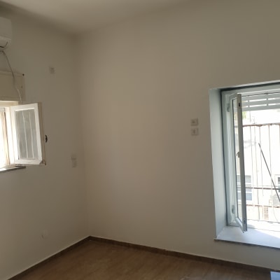 קיר צבוע בלבן עם חלון פתוח