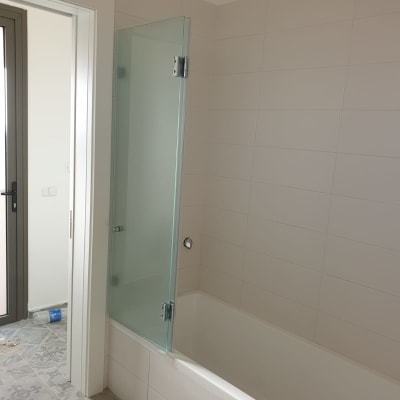 אמבטיה עם דלת זכוכית בחדר רחצה