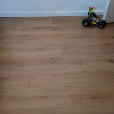 רצפת פרקט עץ עם צעצוע בפינה