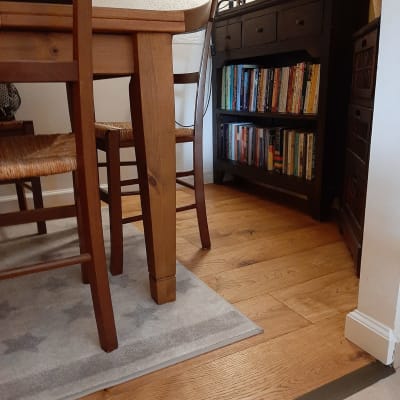 רצפת פרקט עץ חום בהיר בחדר אוכל