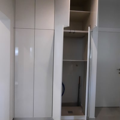 ארון קיר עם דלתות פתוחות ומדפים פנימיים