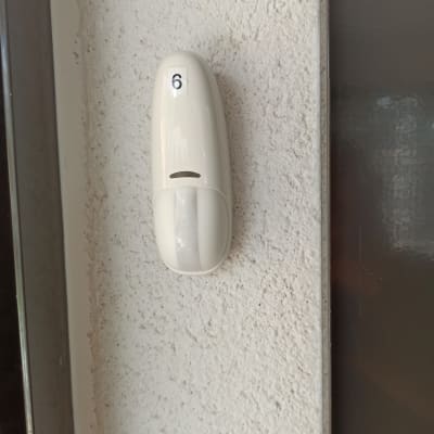 חיישן תנועה לבן מותקן על קיר