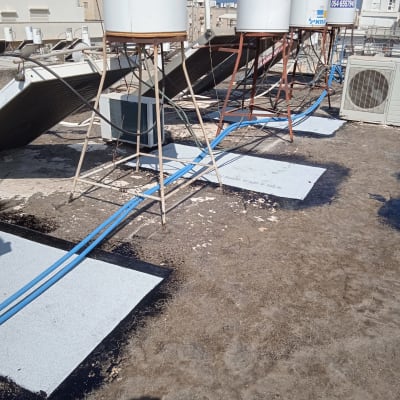 גג עם יריעות איטום כחולות ולבנות