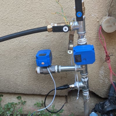 צינורות ומחברים עם ברזים כחולים על קיר