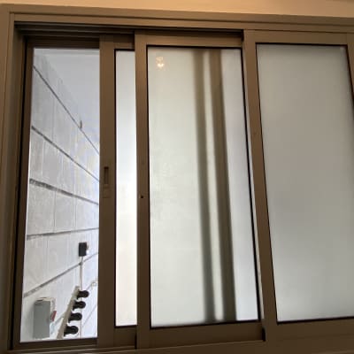 חלון אלומיניום עם זכוכית חלבית