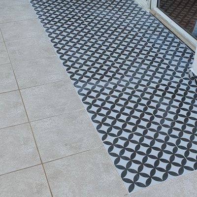 ריצוף חדש עם אריחים מעוצבים בשחור ולבן