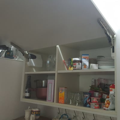 ארון מטבח פתוח עם כלים ומוצרי מזון