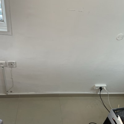 שני שקעי חשמל על קיר עם כבלים מחוברים