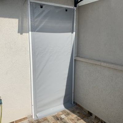 סוכך אפור תלוי על קיר חיצוני