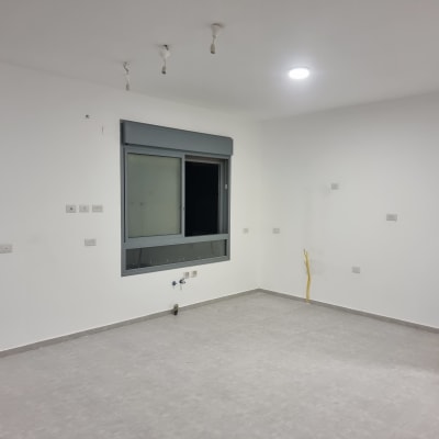 שקעים חשמליים על קיר לבן בחדר ריק