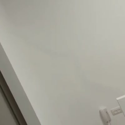 קיר לבן עם סימני צבע דהויים