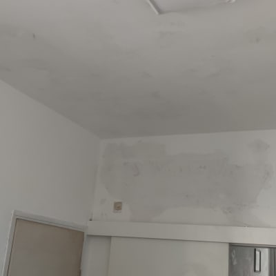 קירות ותקרה עם סימני צבע מתקלף