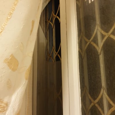 חלון זכוכית עם סורג מתכת מעוצב