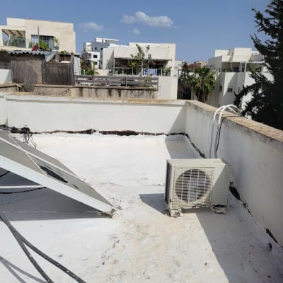 גג אטום עם מזגן וצינורות חשמל