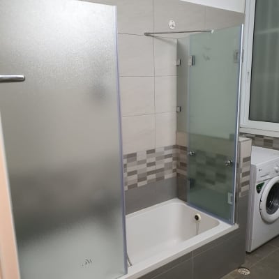 דלתות זכוכית חלבית במקלחת מעל אמבטיה