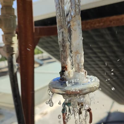 מים זורמים מצינור דוד שמש חלוד