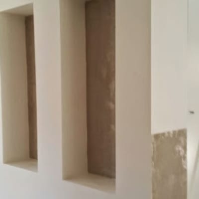 קיר צבוע עם גומחות מלבניות בעבודת צבע