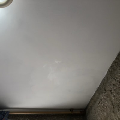 תקרה צבועה עם סימני תיקון בצבע לבן