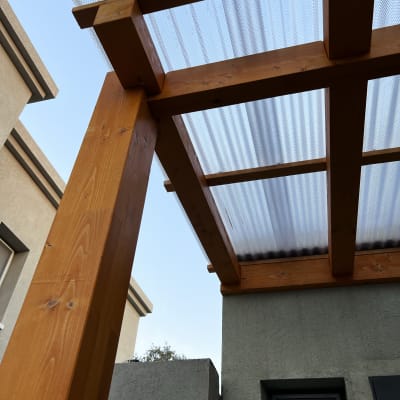 פרגולה מעץ עם גג פלסטיק שקוף