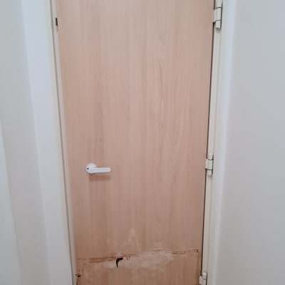 דלת עץ עם פגמים בתחתית