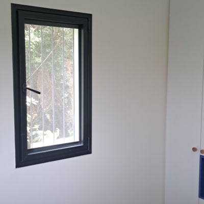 קיר צבוע בלבן עם חלון קטן