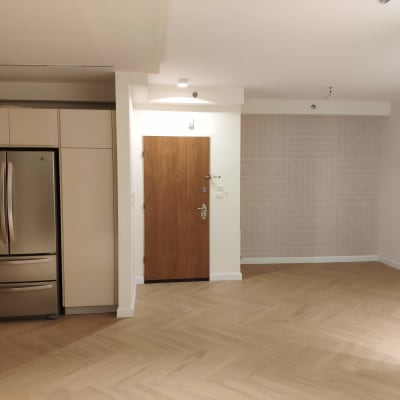 מטבח עם מקרר נירוסטה ודלת עץ