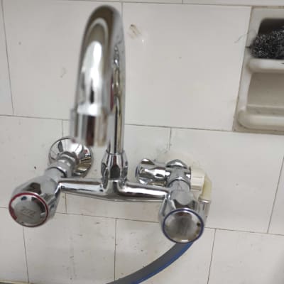 ברז מים עם ידיות חמות וקרות