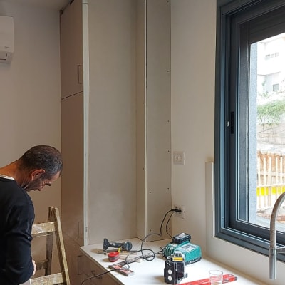 עבודת גבס במטבח עם כלים על השיש