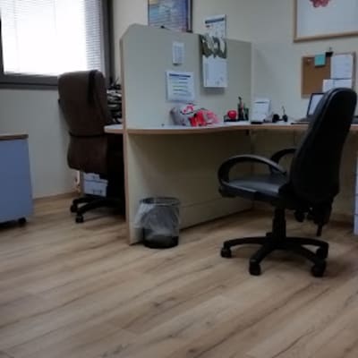 משרד עם רצפת פרקט ושני כיסאות