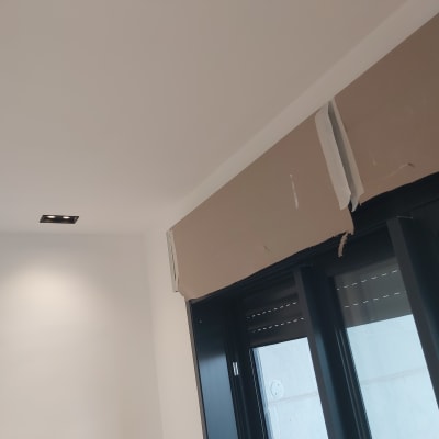 קרטון גבס מותקן מעל חלון עם סרט חיבור