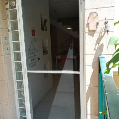 דלת אלומיניום עם מסגרת לבנה וחלון זכוכית