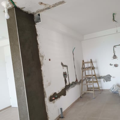 עבודות חשמל והארכת קיר בלוקים