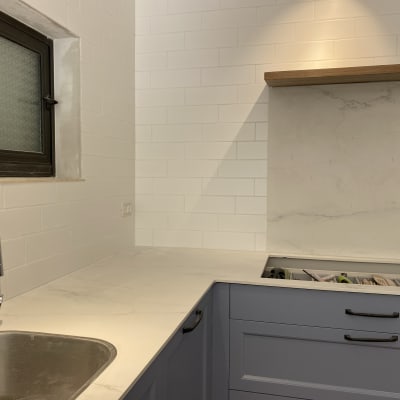 שיש חדש במטבח עם כיור וברז מותקנים