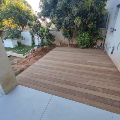 דק עץ בגינה עם עצים מסביב