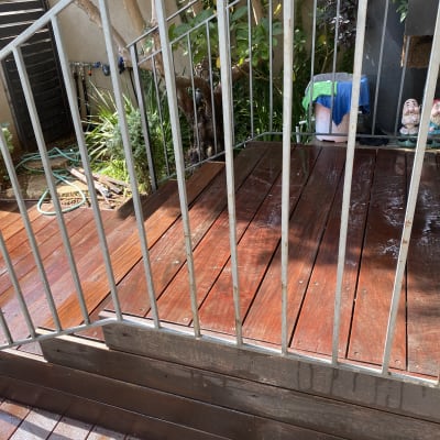 דק עץ עם מעקה מתכת, גמדים ודלי