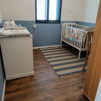 רצפת פרקט עץ כהה בחדר ילדים