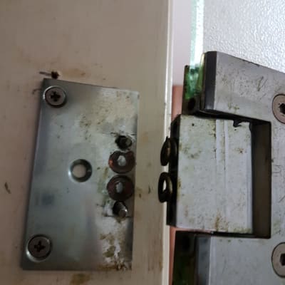 הציר מחבר בין דלת זכוכית למשקוף מעץ