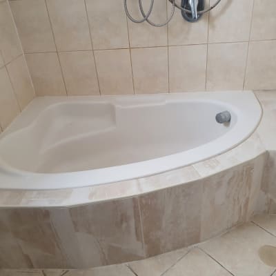 אמבטיה מותקנת עם אריחים חדשים על הקירות