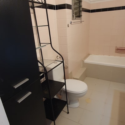 חדר אמבטיה עם שירותים, מדפים ואמבטיה