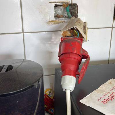 שקע חשמלי פתוח עם חוטים חשופים וחיבור אדום