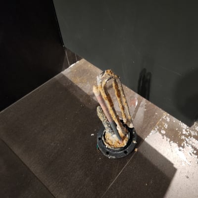 צינורות חשמל יוצאים מהרצפה עם חלודה