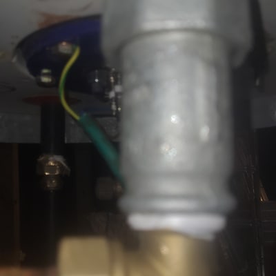 חיבורים וצינורות מתכת בדוד שמש